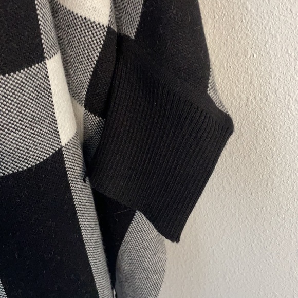 NWT Shiraleah Black Sleeved Reeve Wrap OS - Picture 3 of 9